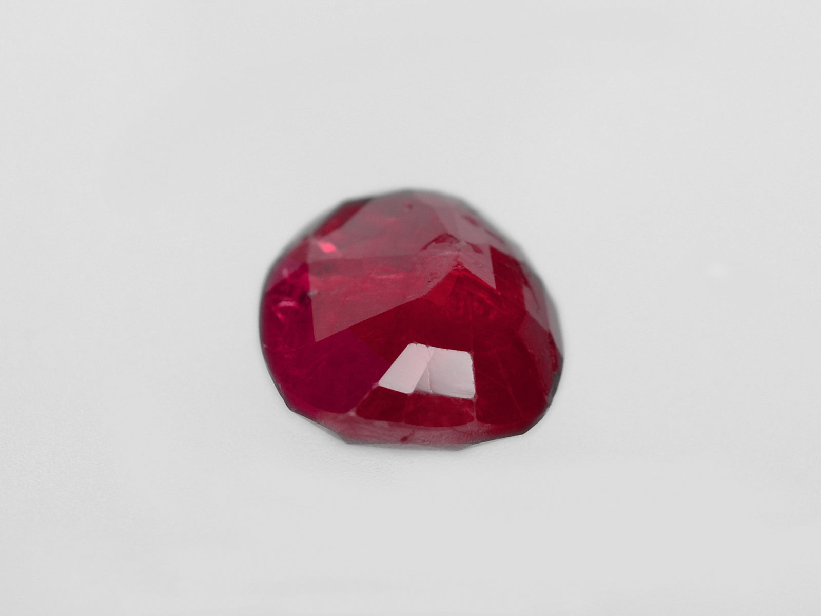 8800455-oval-deep-pinkish-red-igi-burma-natural-ruby-2.61-ct