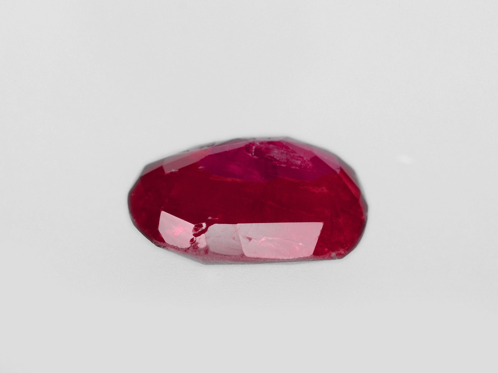 8800455-oval-deep-pinkish-red-igi-burma-natural-ruby-2.61-ct