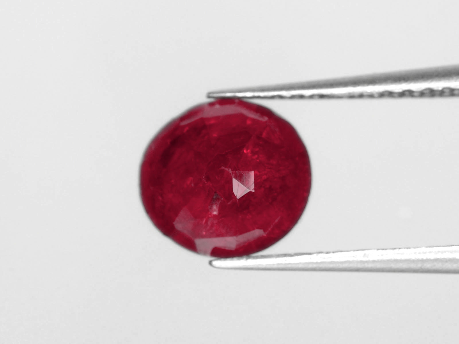 8800456-oval-deep-pinkish-red-igi-burma-natural-ruby-1.50-ct
