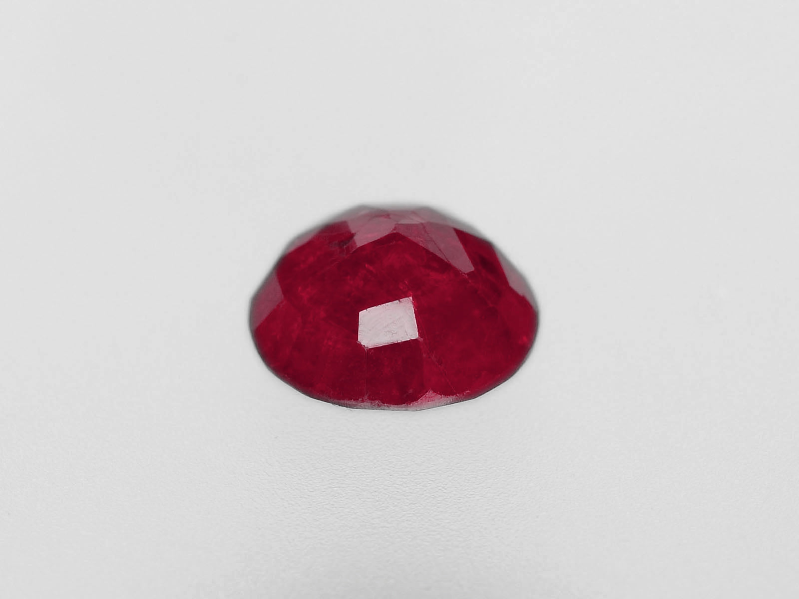 8800456-oval-deep-pinkish-red-igi-burma-natural-ruby-1.50-ct