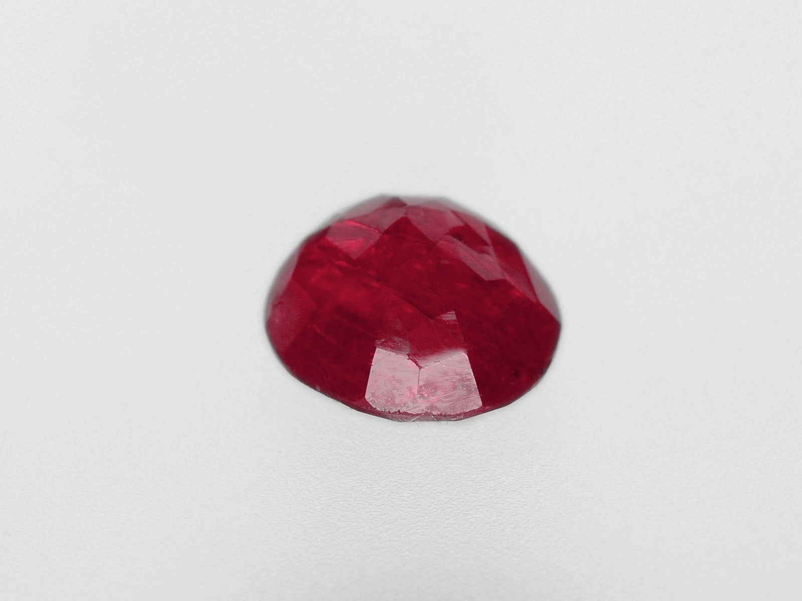 8800456-oval-deep-pinkish-red-igi-burma-natural-ruby-1.50-ct