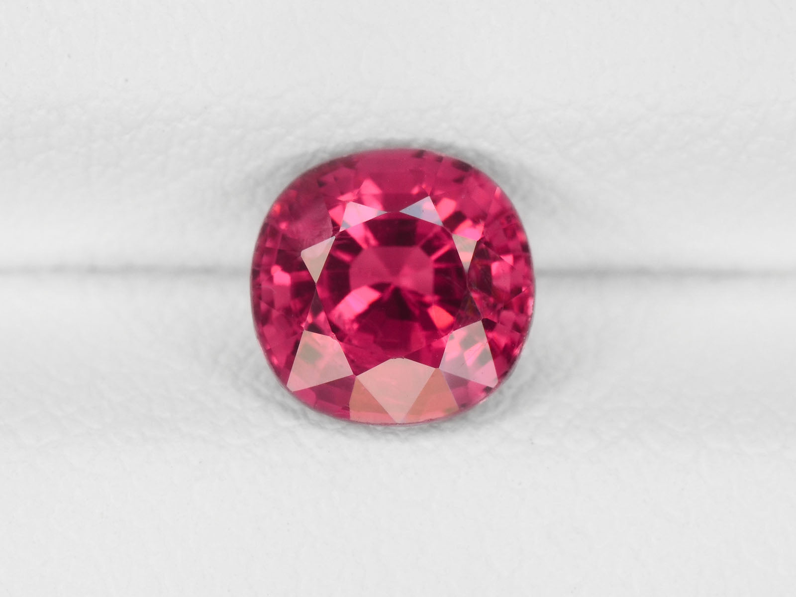 8800328-cushion-fiery-vivid-pink-red-igi-burma-natural-spinel-1.17-ct