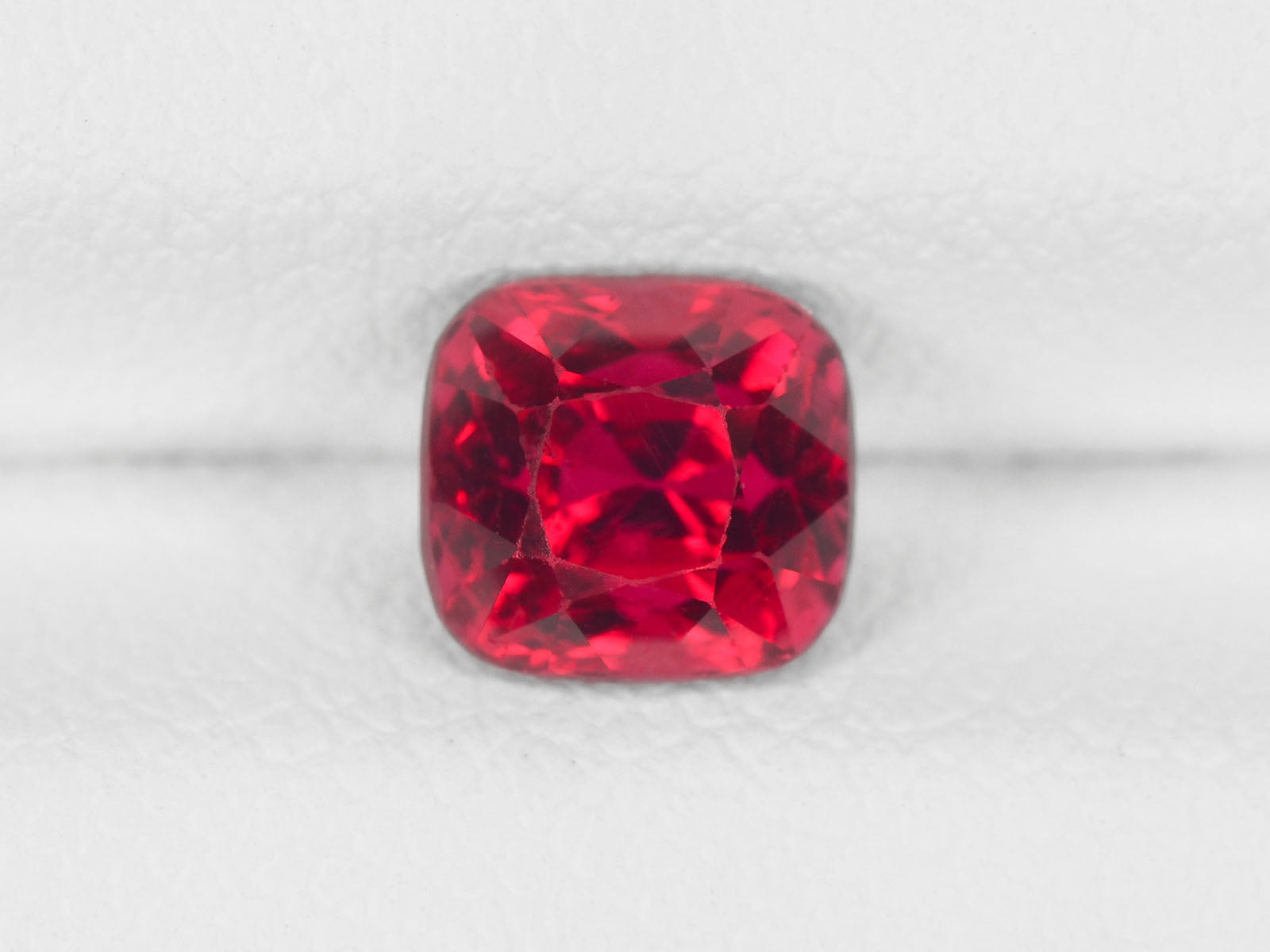 8800330-cushion-fiery-vivid-red-igi-burma-natural-spinel-1.10-ct