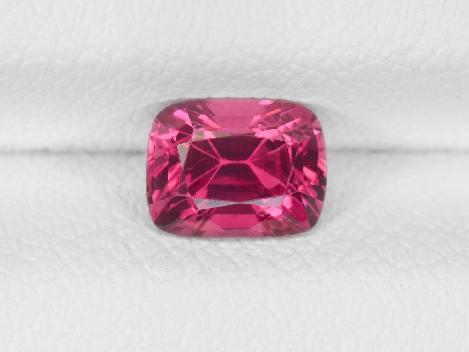 8800332-cushion-lustrous-intense-pink-igi-burma-natural-spinel-0.79-ct