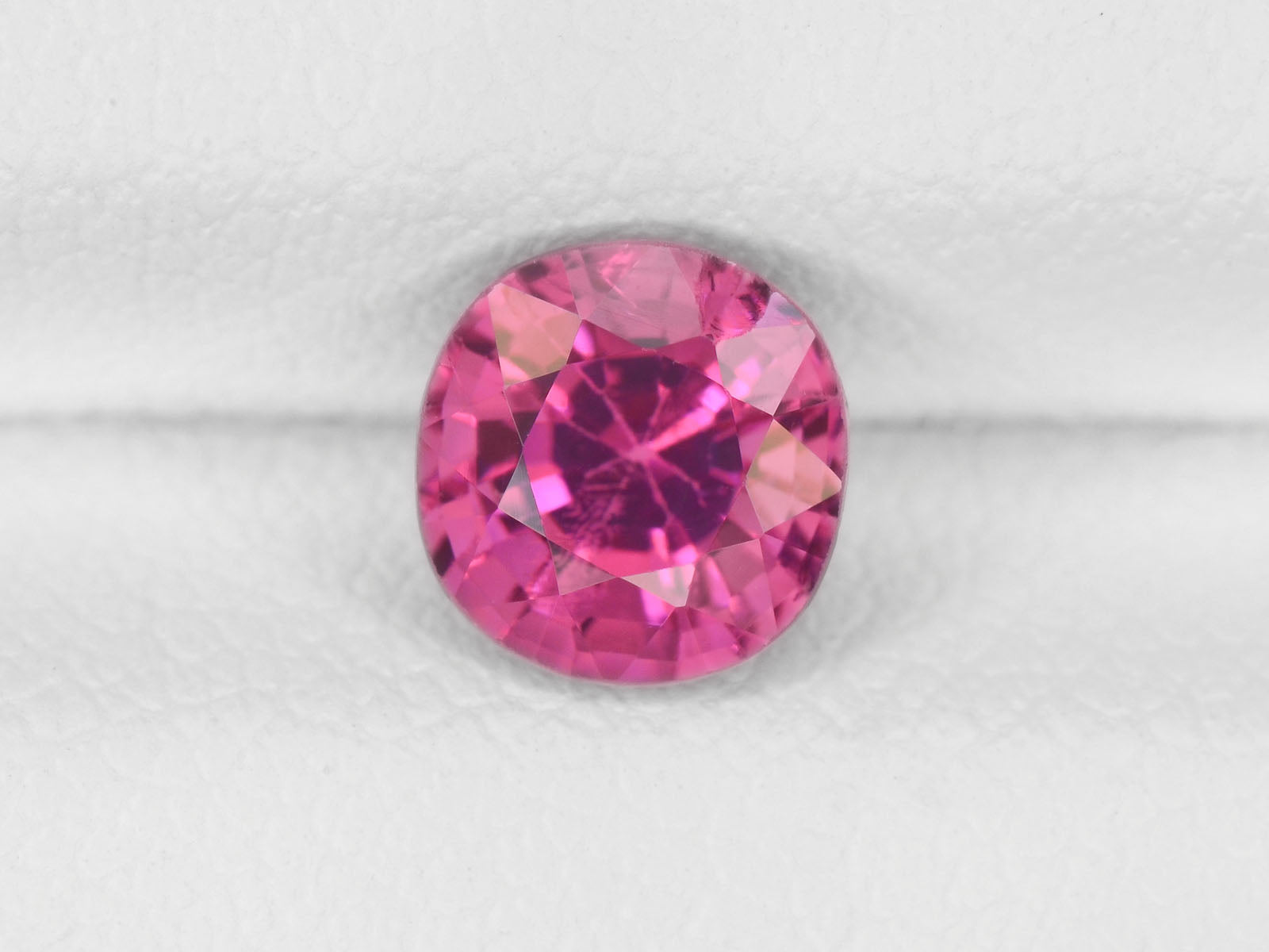 8800334-cushion-fiery-vivid-pink-igi-burma-natural-spinel-1.01-ct