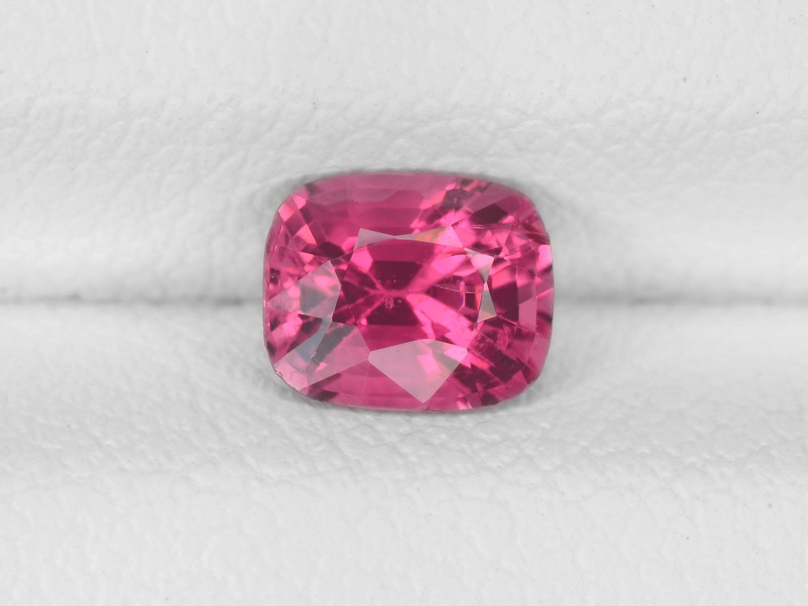 8800335-cushion-intense-pink-igi-burma-natural-spinel-0.72-ct