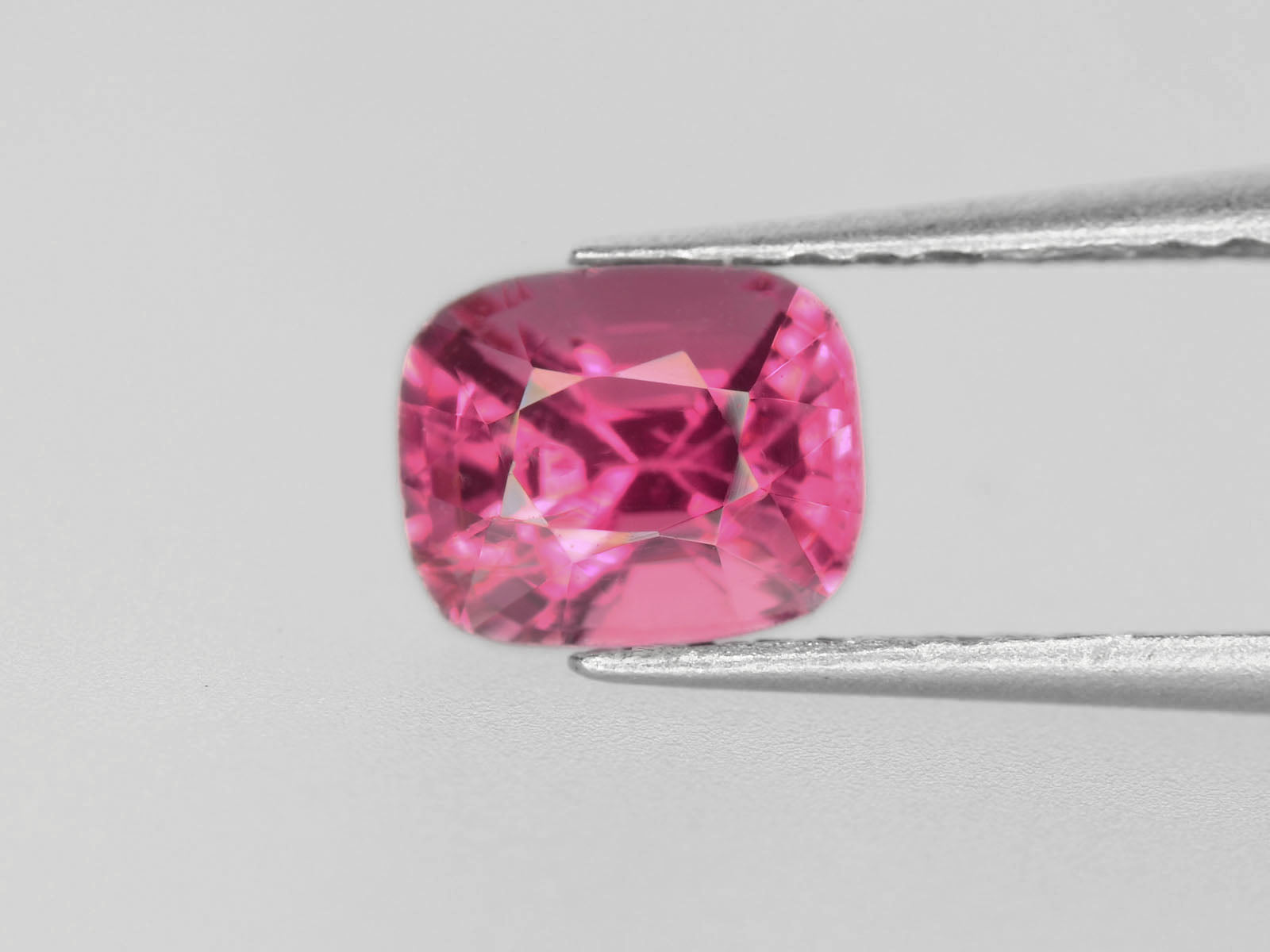 8800335-cushion-intense-pink-igi-burma-natural-spinel-0.72-ct