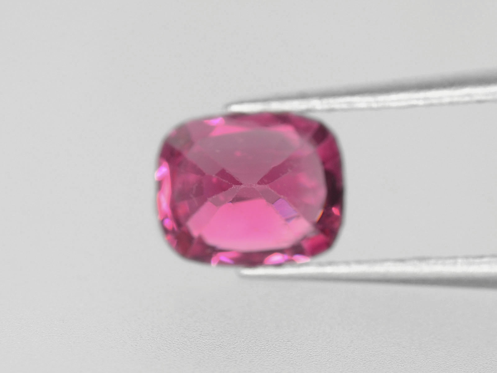 8800335-cushion-intense-pink-igi-burma-natural-spinel-0.72-ct