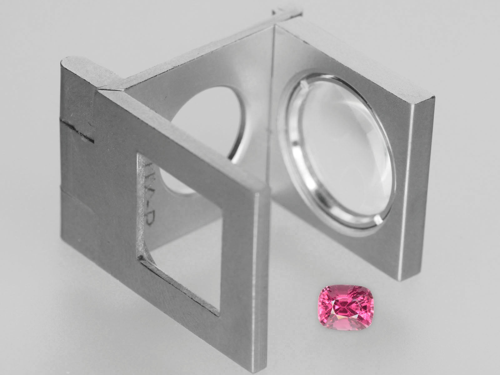 8800335-cushion-intense-pink-igi-burma-natural-spinel-0.72-ct