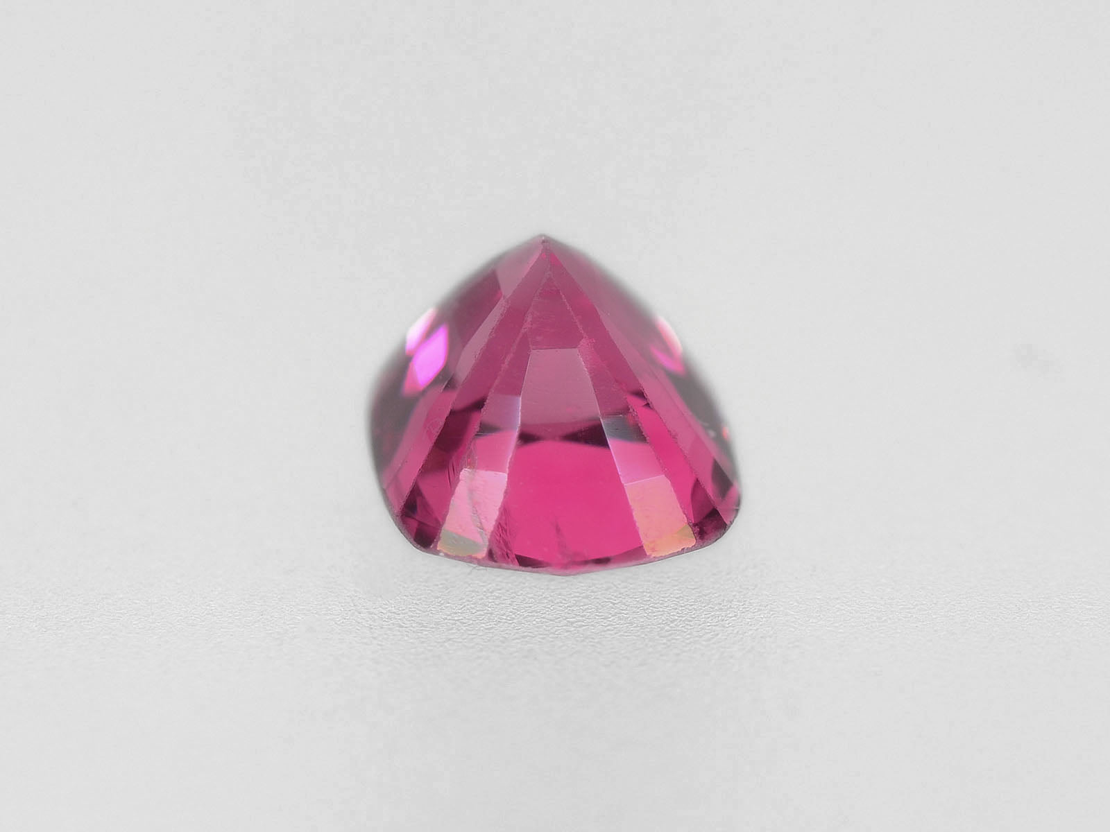 8800335-cushion-intense-pink-igi-burma-natural-spinel-0.72-ct