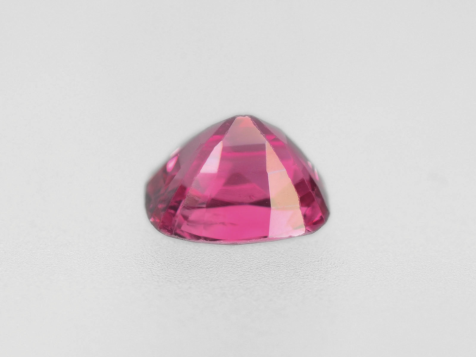8800335-cushion-intense-pink-igi-burma-natural-spinel-0.72-ct