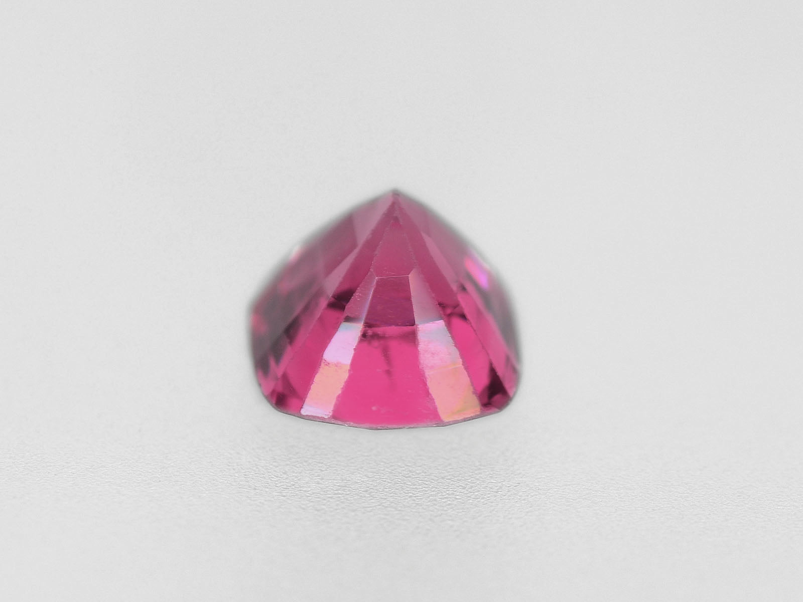 8800335-cushion-intense-pink-igi-burma-natural-spinel-0.72-ct