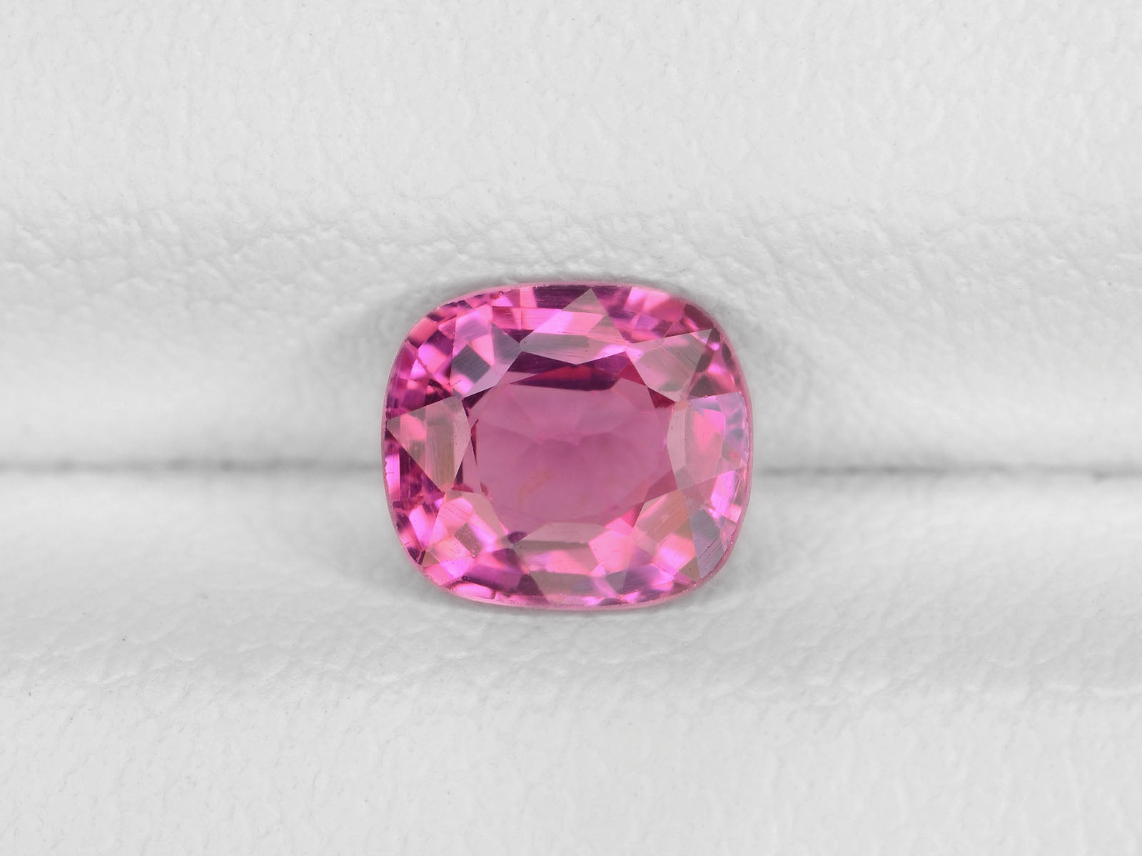 8800337-cushion-bright-pink-igi-burma-natural-spinel-0.69-ct