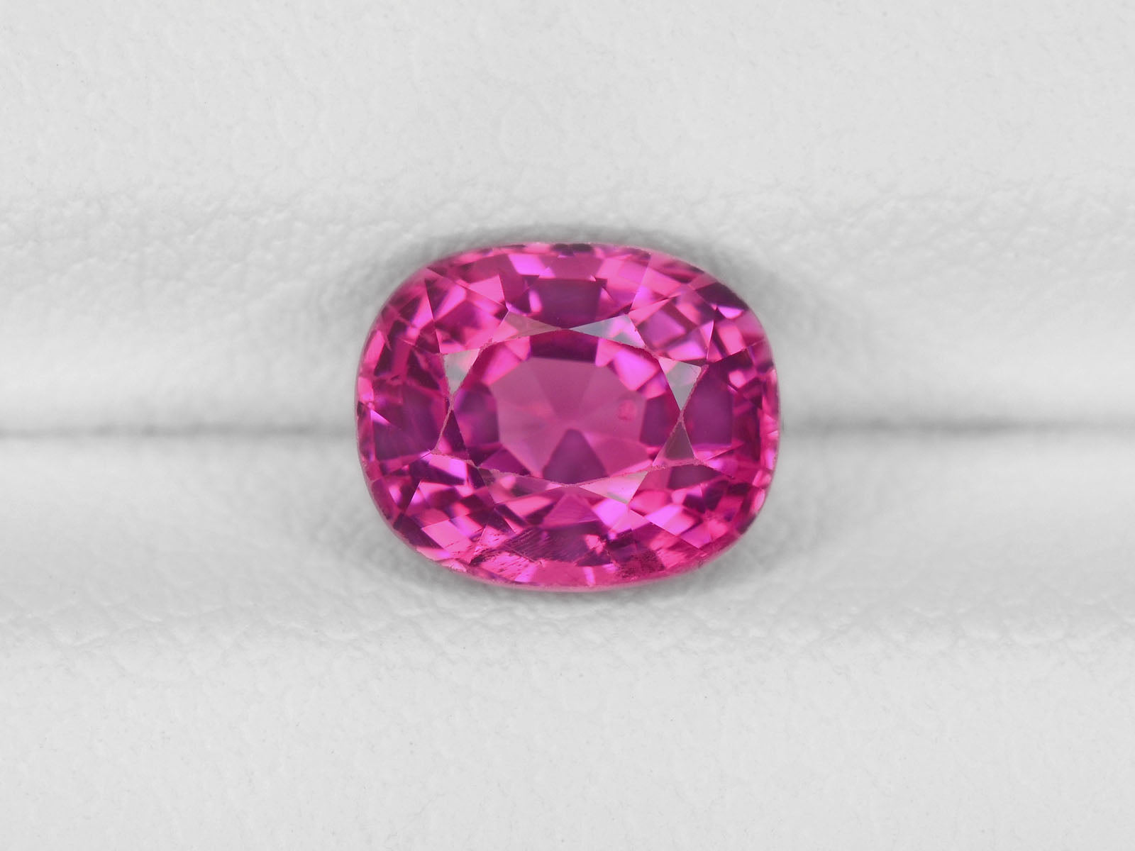 8800344-cushion-fiery-vivid-pink-igi-burma-natural-spinel-1.25-ct