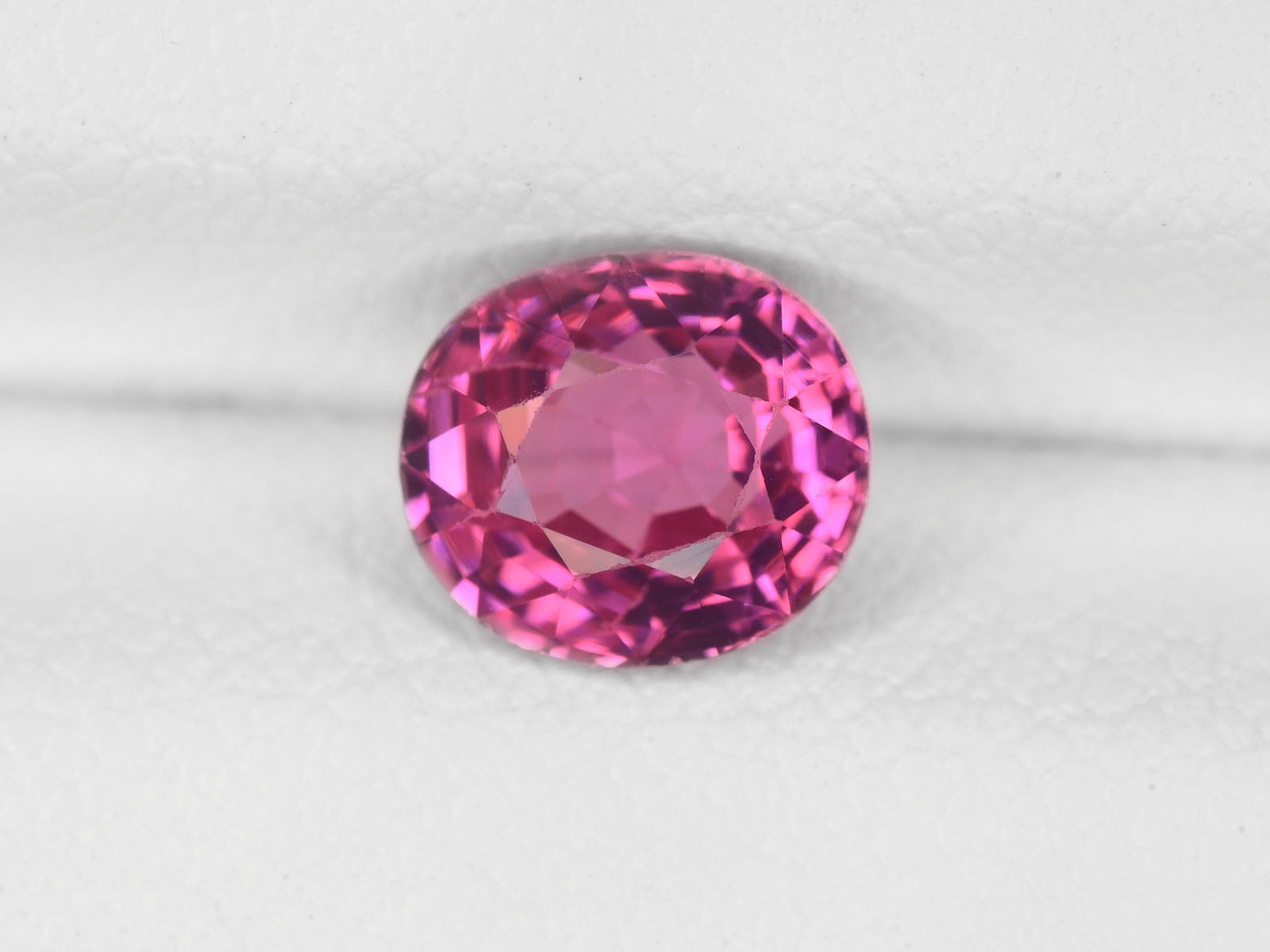 8800347-oval-fiery-vivid-pink-igi-burma-natural-spinel-1.05-ct