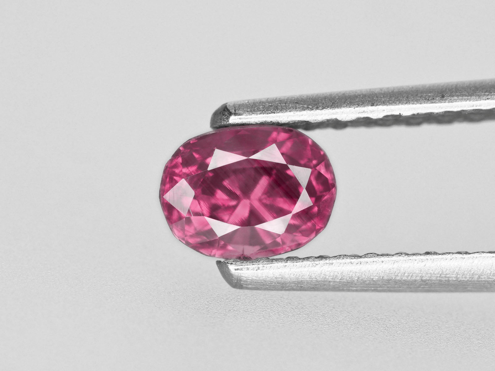 8800473-oval-fiery-vivid-purplish-pink-igi-pakistan-natural-pink-sapphire-1.18-ct