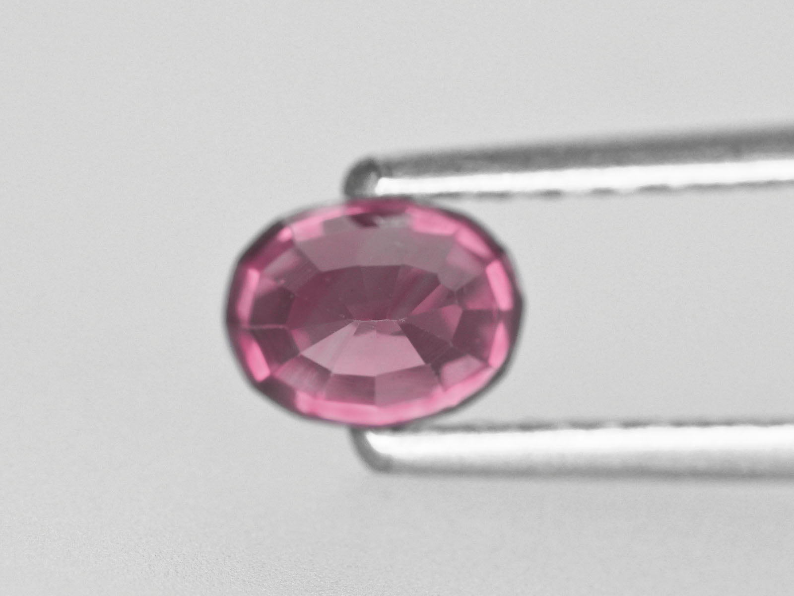 8800473-oval-fiery-vivid-purplish-pink-igi-pakistan-natural-pink-sapphire-1.18-ct