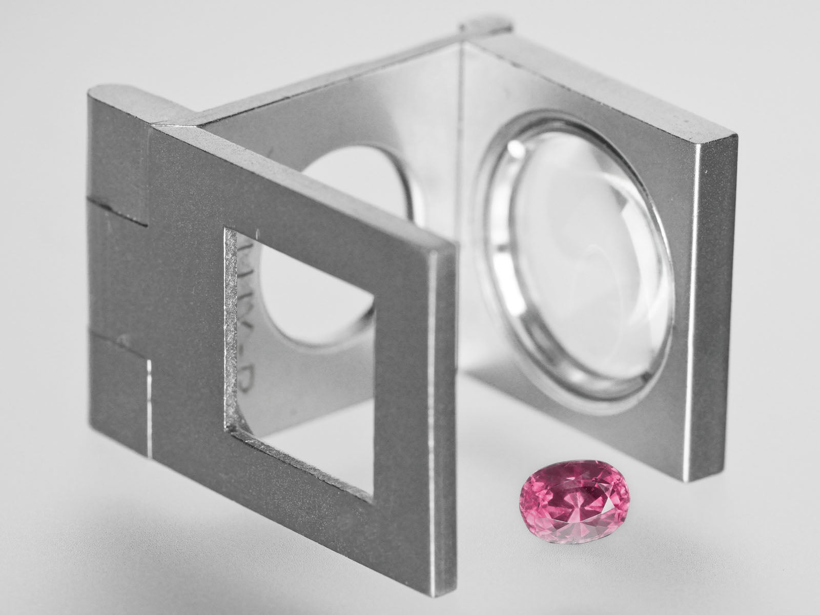8800473-oval-fiery-vivid-purplish-pink-igi-pakistan-natural-pink-sapphire-1.18-ct