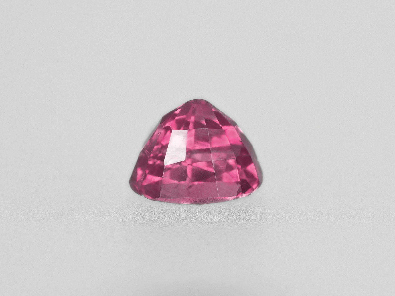 8800473-oval-fiery-vivid-purplish-pink-igi-pakistan-natural-pink-sapphire-1.18-ct