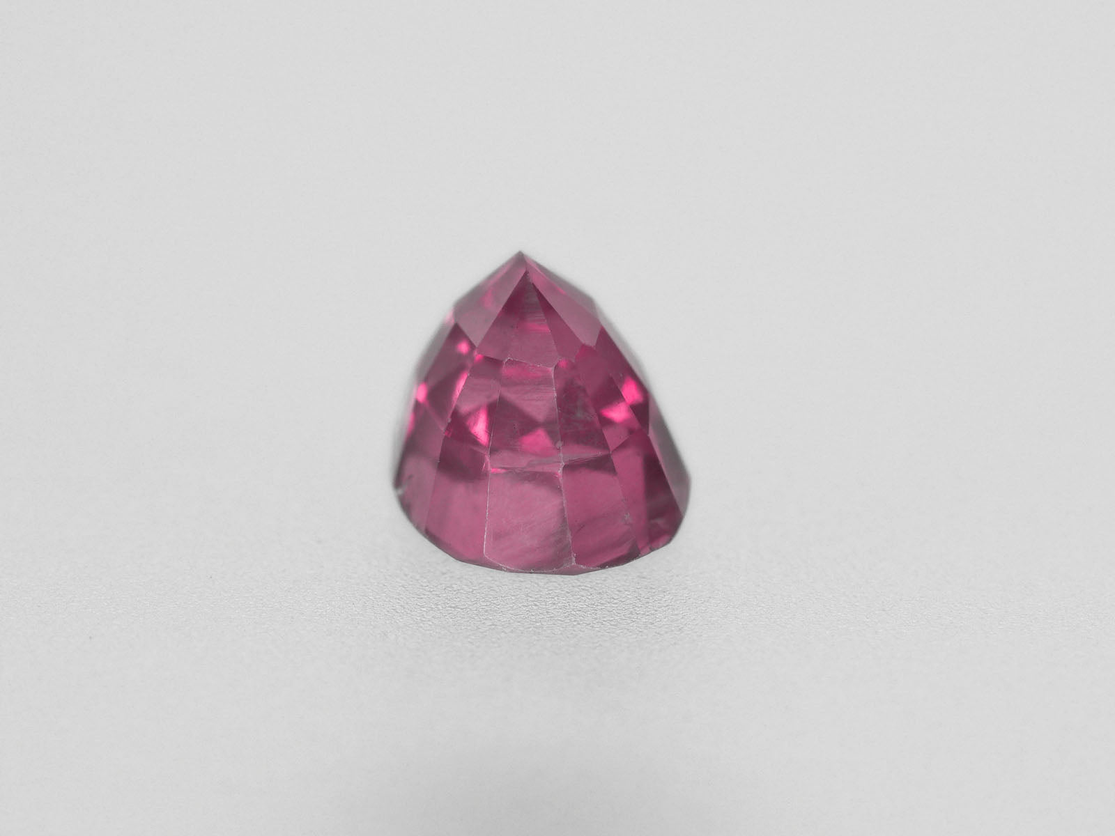 8800473-oval-fiery-vivid-purplish-pink-igi-pakistan-natural-pink-sapphire-1.18-ct