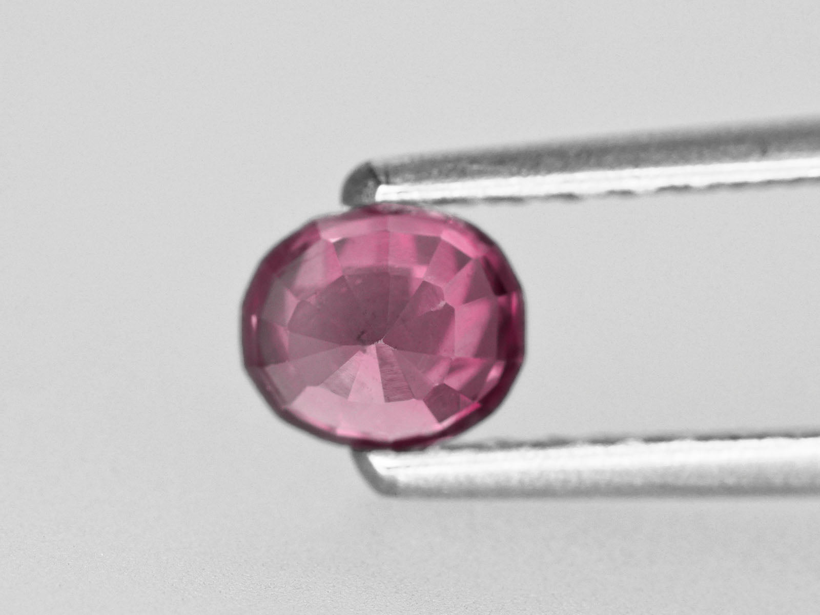 8800474-oval-lustrous-purplish-pink-igi-pakistan-natural-pink-sapphire-0.76-ct