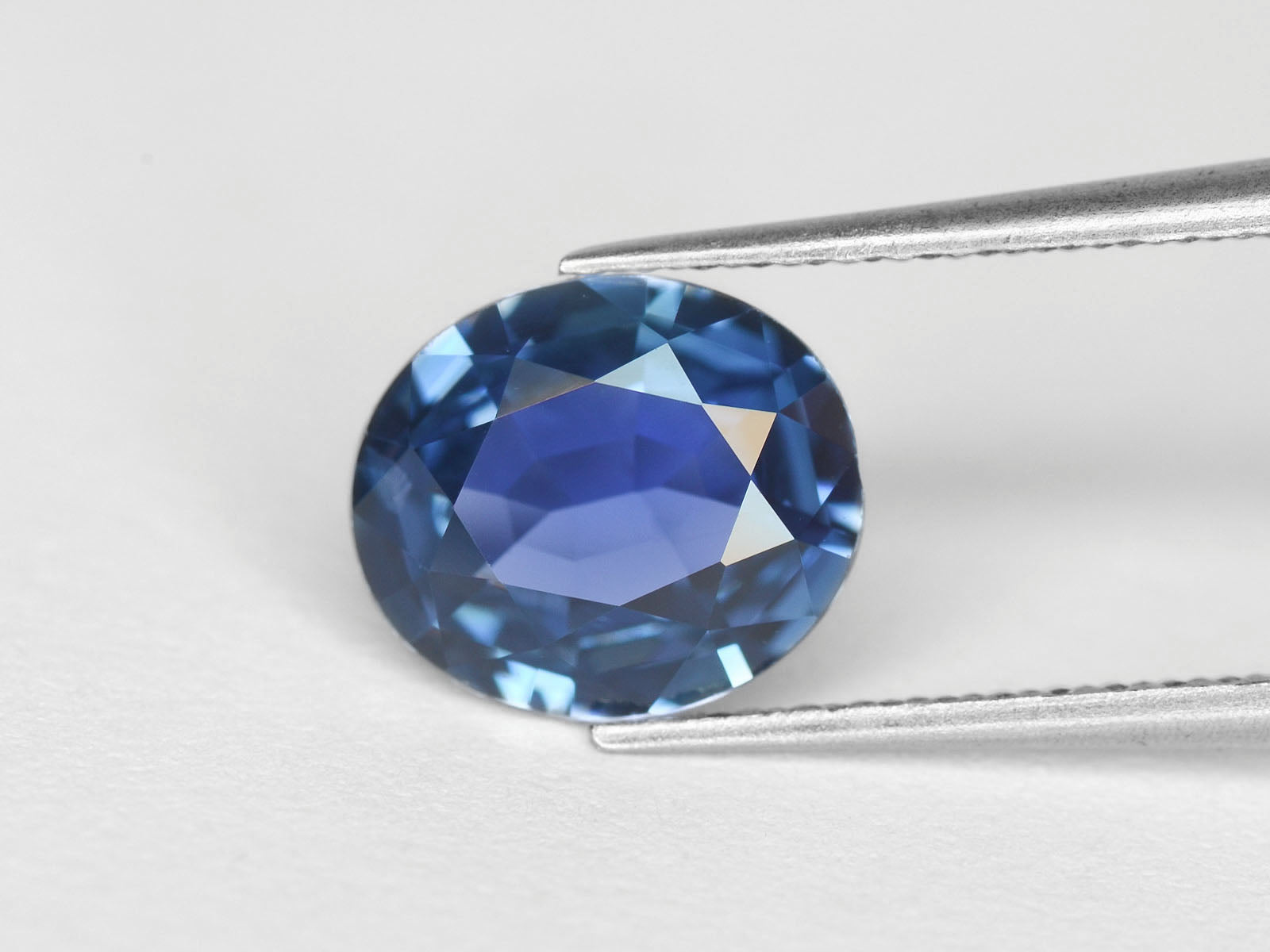 8800233-oval-deep-blue-igi-sri-lanka-natural-blue-sapphire-1.24-ct