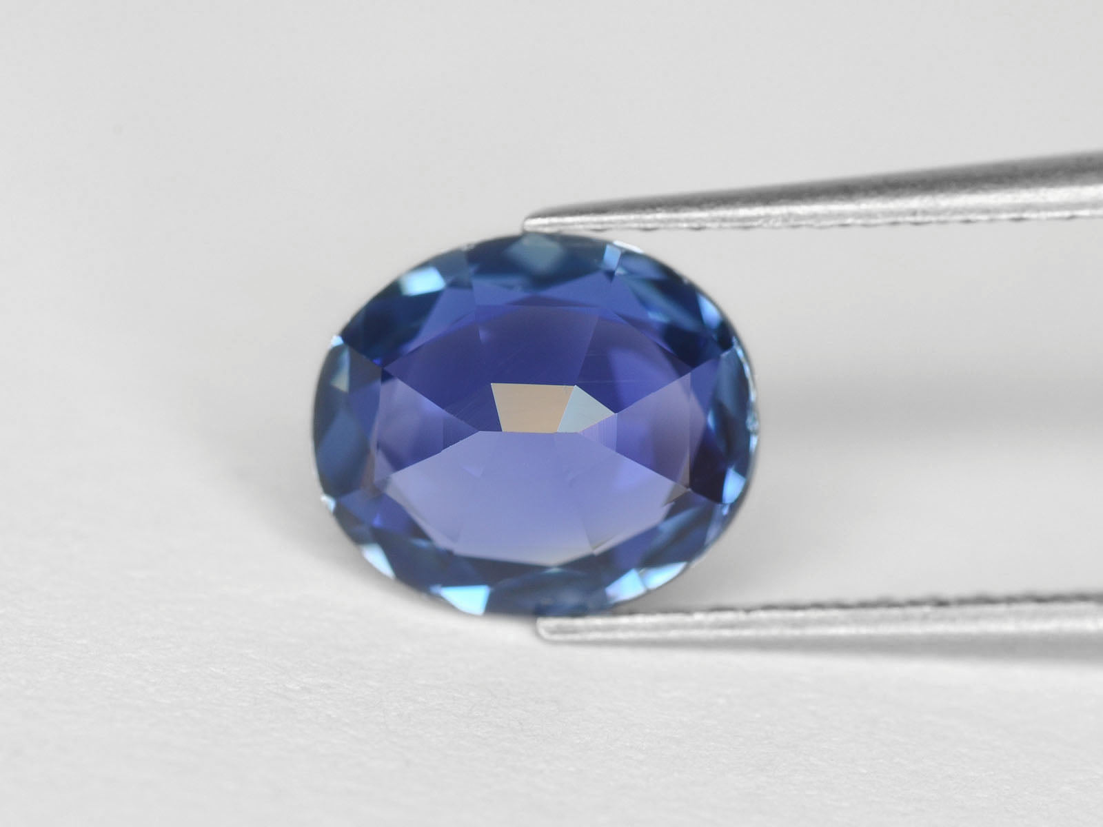 8800233-oval-deep-blue-igi-sri-lanka-natural-blue-sapphire-1.24-ct