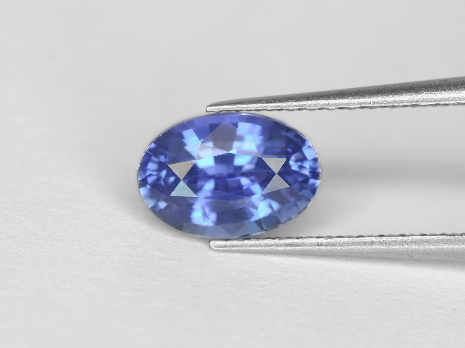 8800234-oval-lustrous-intense-blue-igi-burma-natural-blue-sapphire-1.28-ct
