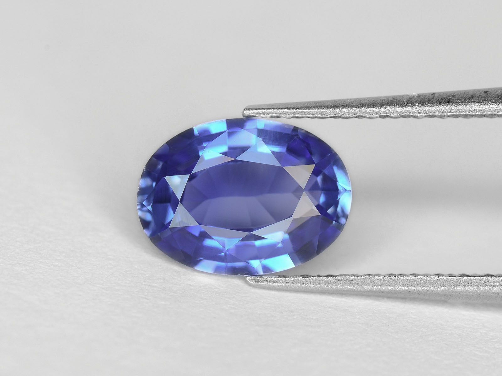 8800235-oval-intense-blue-igi-burma-natural-blue-sapphire-0.96-ct
