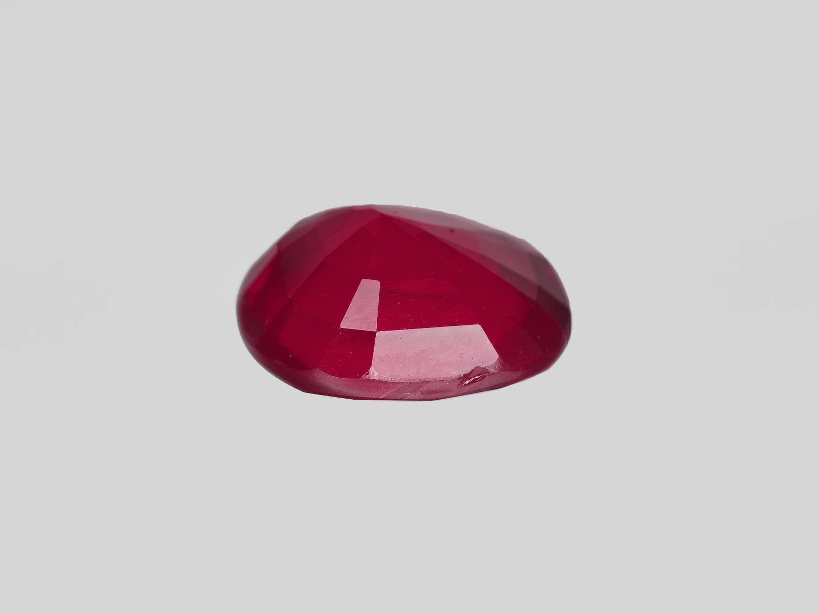 8801532-cushion-velvety-intense-red-with-a-slight-pinkish-hue-grs-mozambique-natural-ruby-5.01-ct