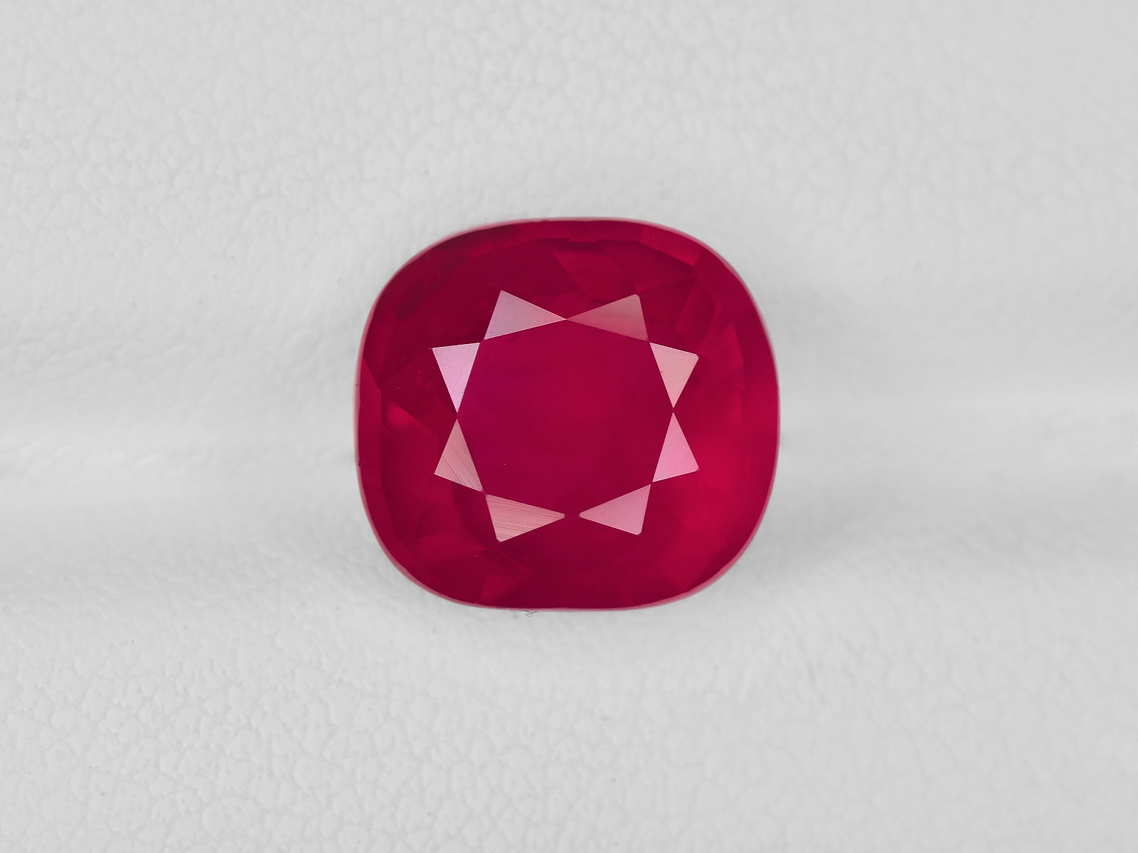 8801532-cushion-velvety-intense-red-with-a-slight-pinkish-hue-grs-mozambique-natural-ruby-5.01-ct