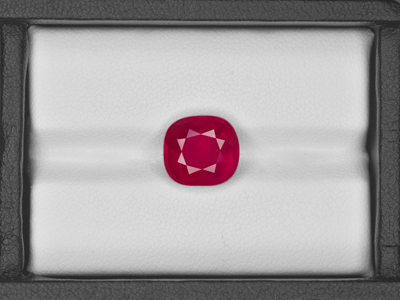 8801532-cushion-velvety-intense-red-with-a-slight-pinkish-hue-grs-mozambique-natural-ruby-5.01-ct