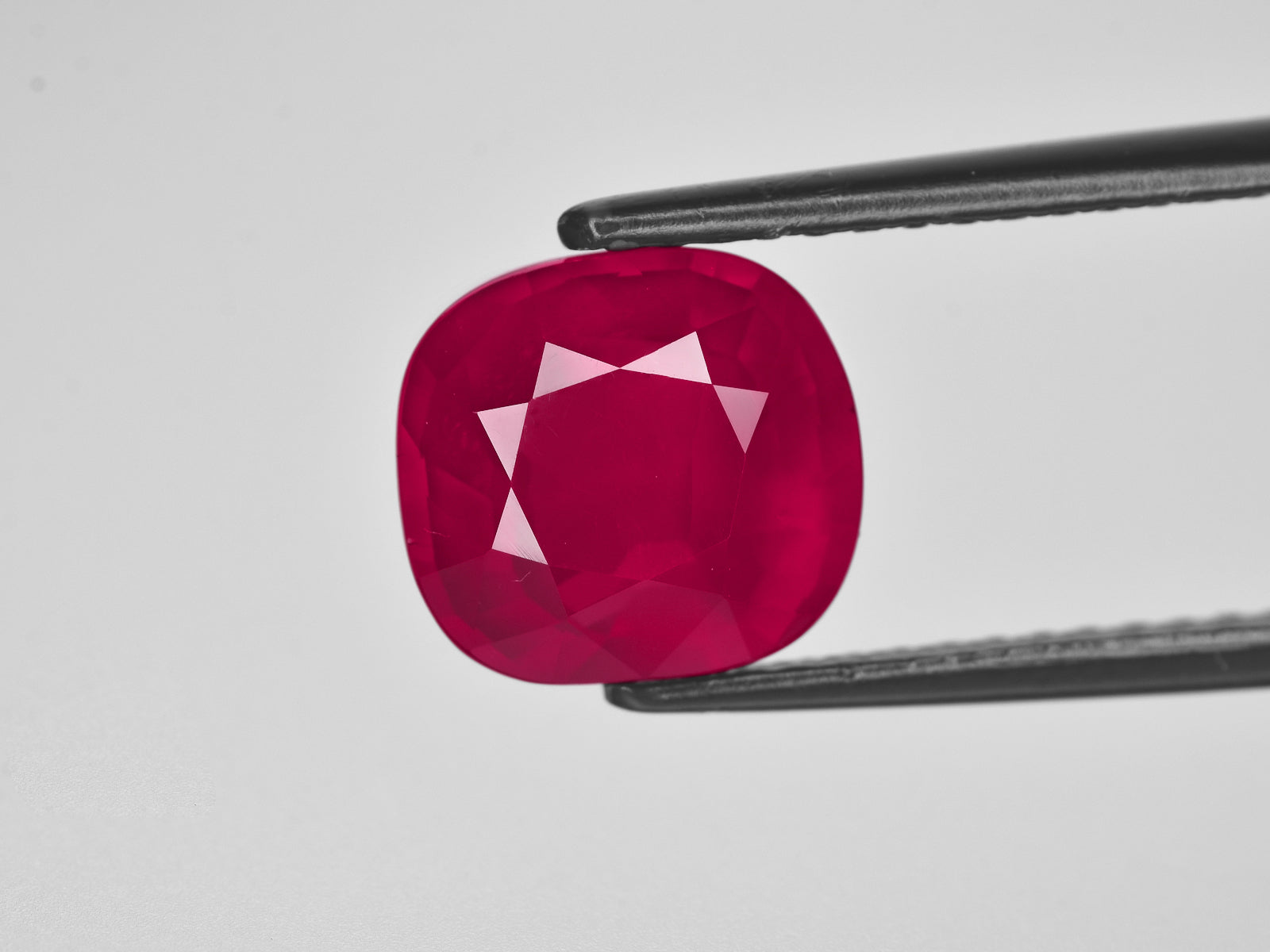 8801532-cushion-velvety-intense-red-with-a-slight-pinkish-hue-grs-mozambique-natural-ruby-5.01-ct
