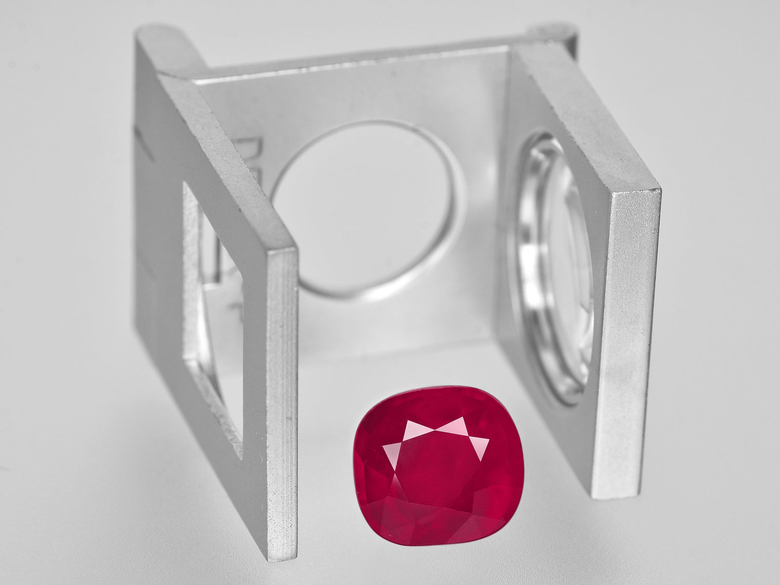 8801532-cushion-velvety-intense-red-with-a-slight-pinkish-hue-grs-mozambique-natural-ruby-5.01-ct