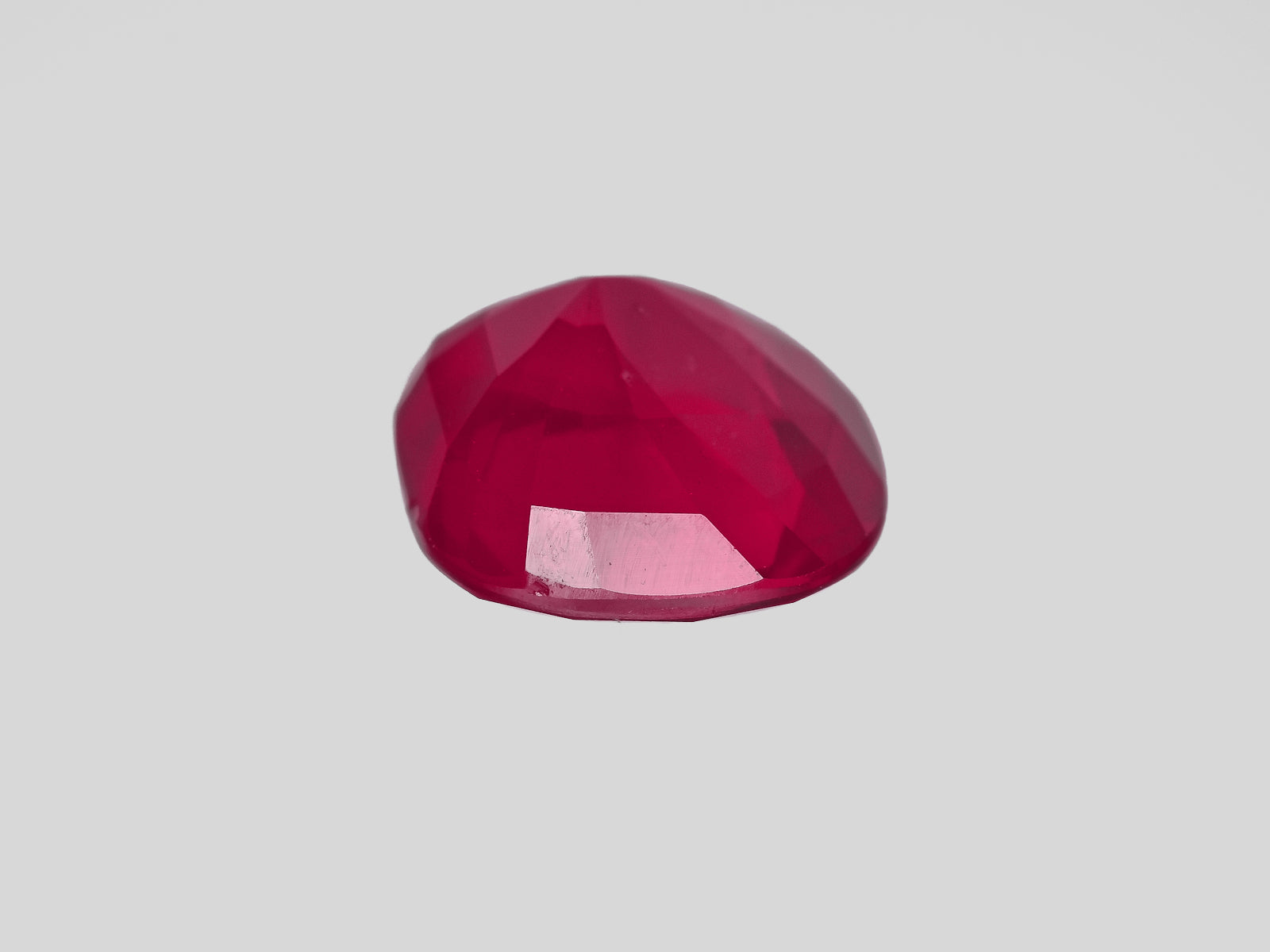8801532-cushion-velvety-intense-red-with-a-slight-pinkish-hue-grs-mozambique-natural-ruby-5.01-ct
