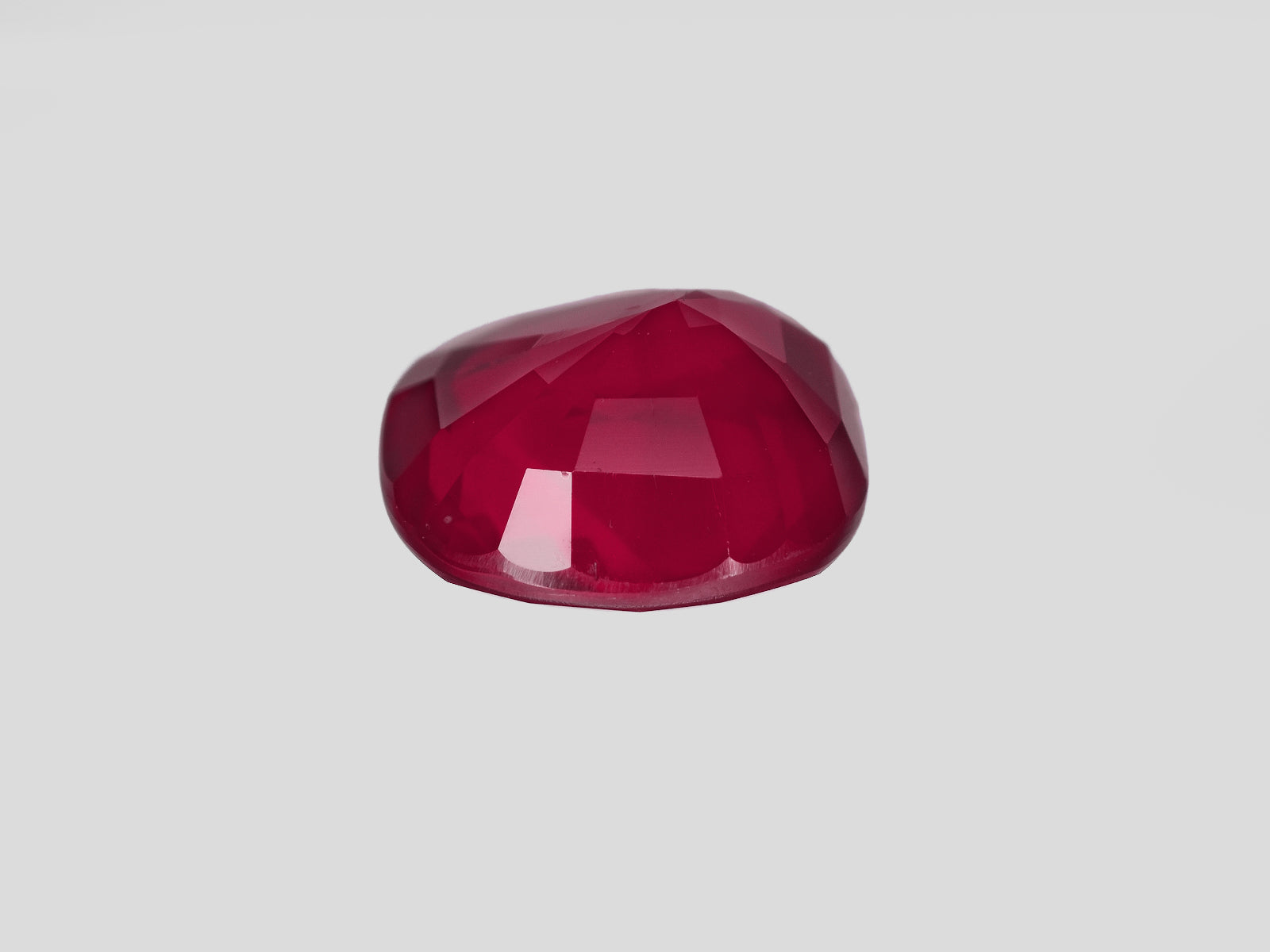 8801532-cushion-velvety-intense-red-with-a-slight-pinkish-hue-grs-mozambique-natural-ruby-5.01-ct