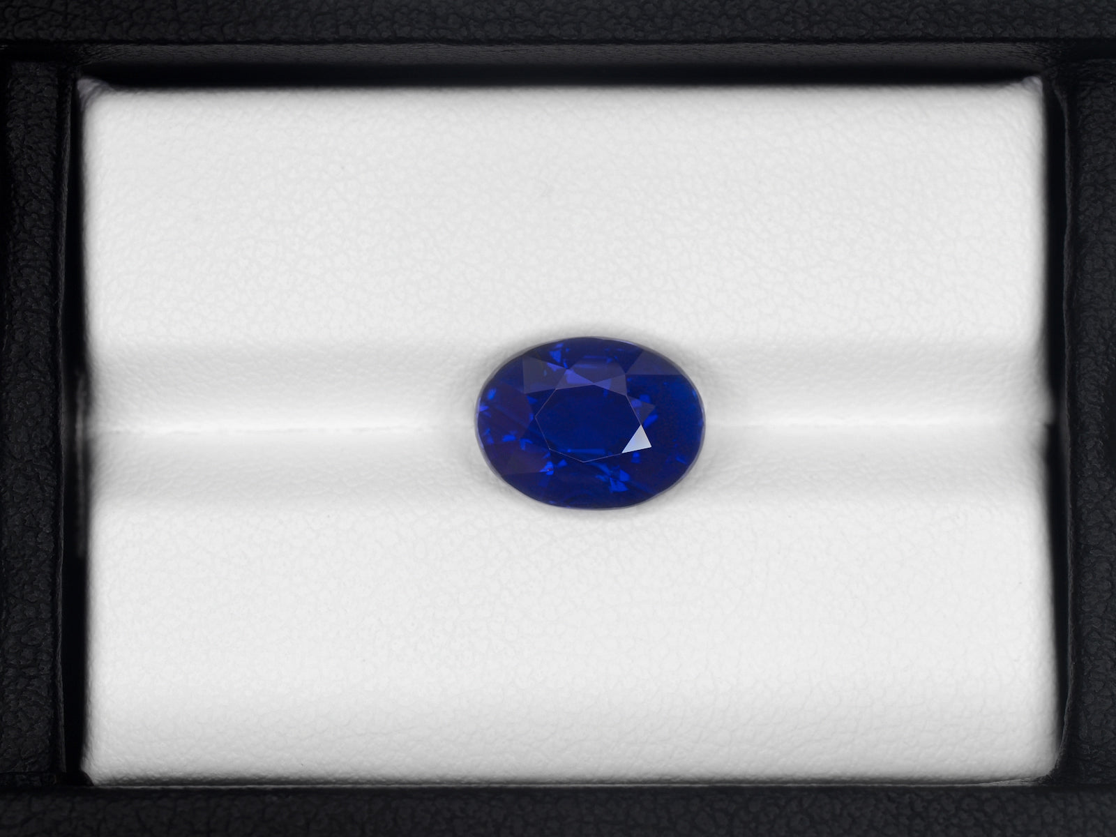 8800738-oval-rich-intense-royal-blue-gia-kashmir-natural-blue-sapphire-5.05-ct