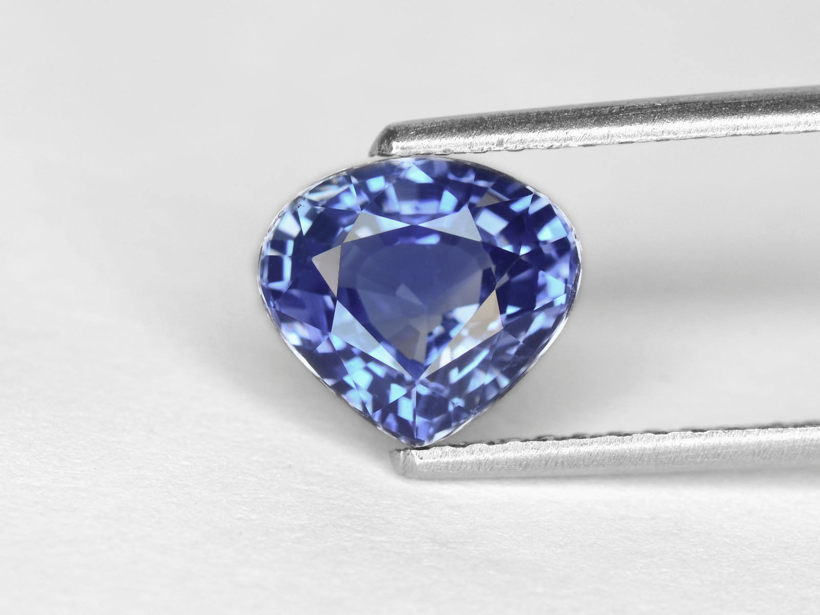 8800242-heart-lively-blue-gia-igi-madagascar-natural-blue-sapphire-3.89-ct