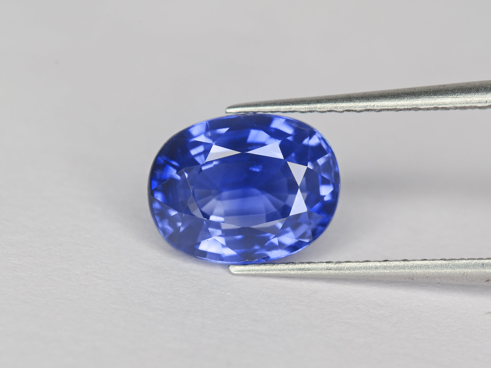 8800247-oval-velvety-cornflower-blue-igi-kashmir-natural-blue-sapphire-2.22-ct