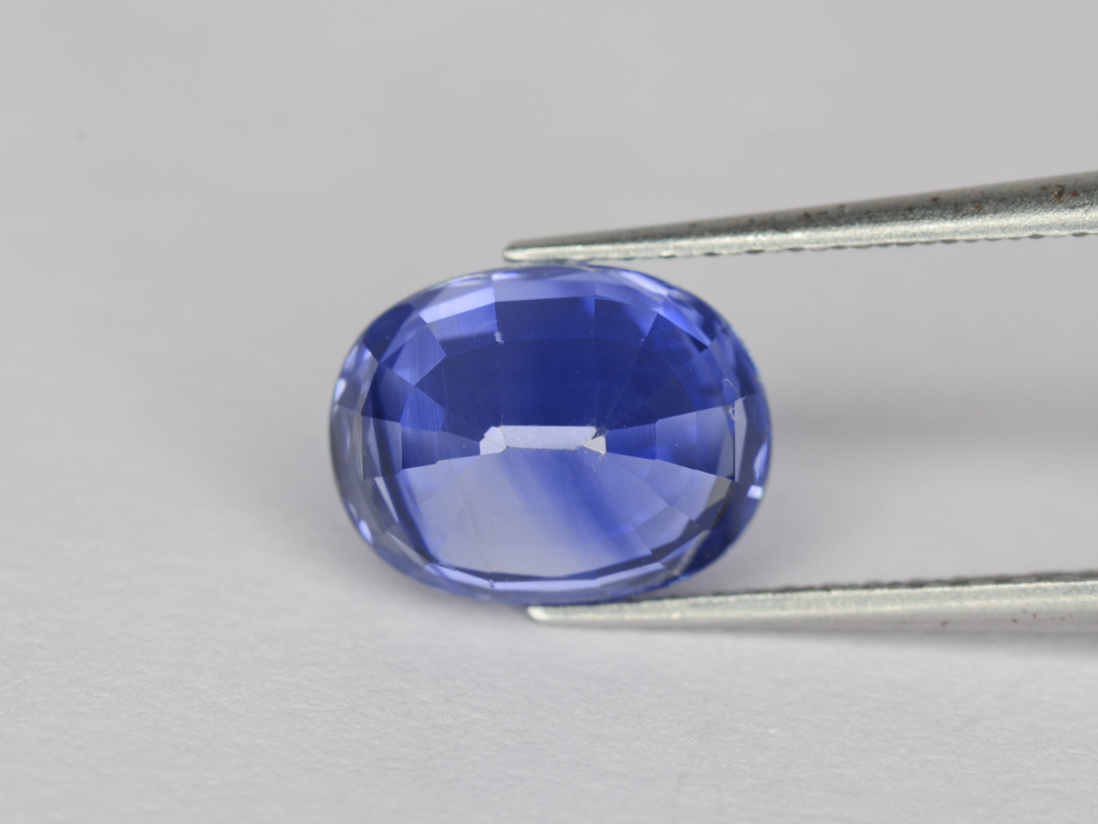 8800247-oval-velvety-cornflower-blue-igi-kashmir-natural-blue-sapphire-2.22-ct