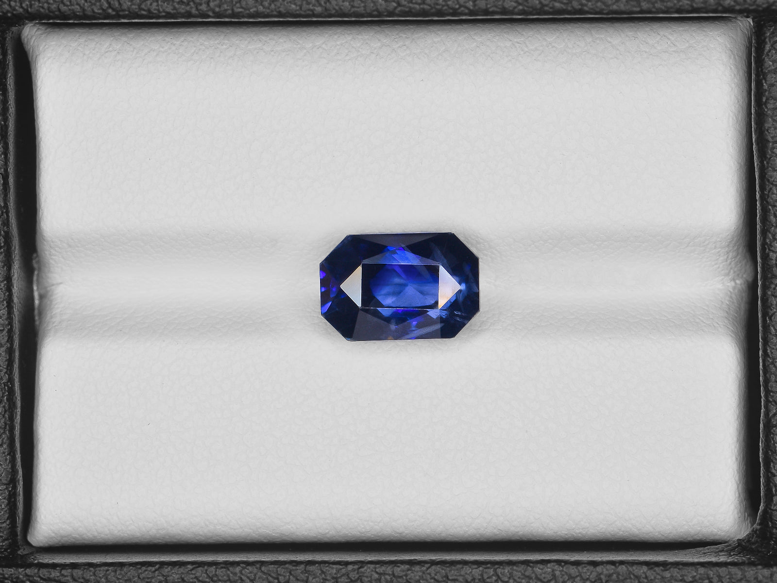 8801036-octagonal-royal-blue-ink-blue-color-zoning-gia-igi-kashmir-natural-blue-sapphire-5.26-ct