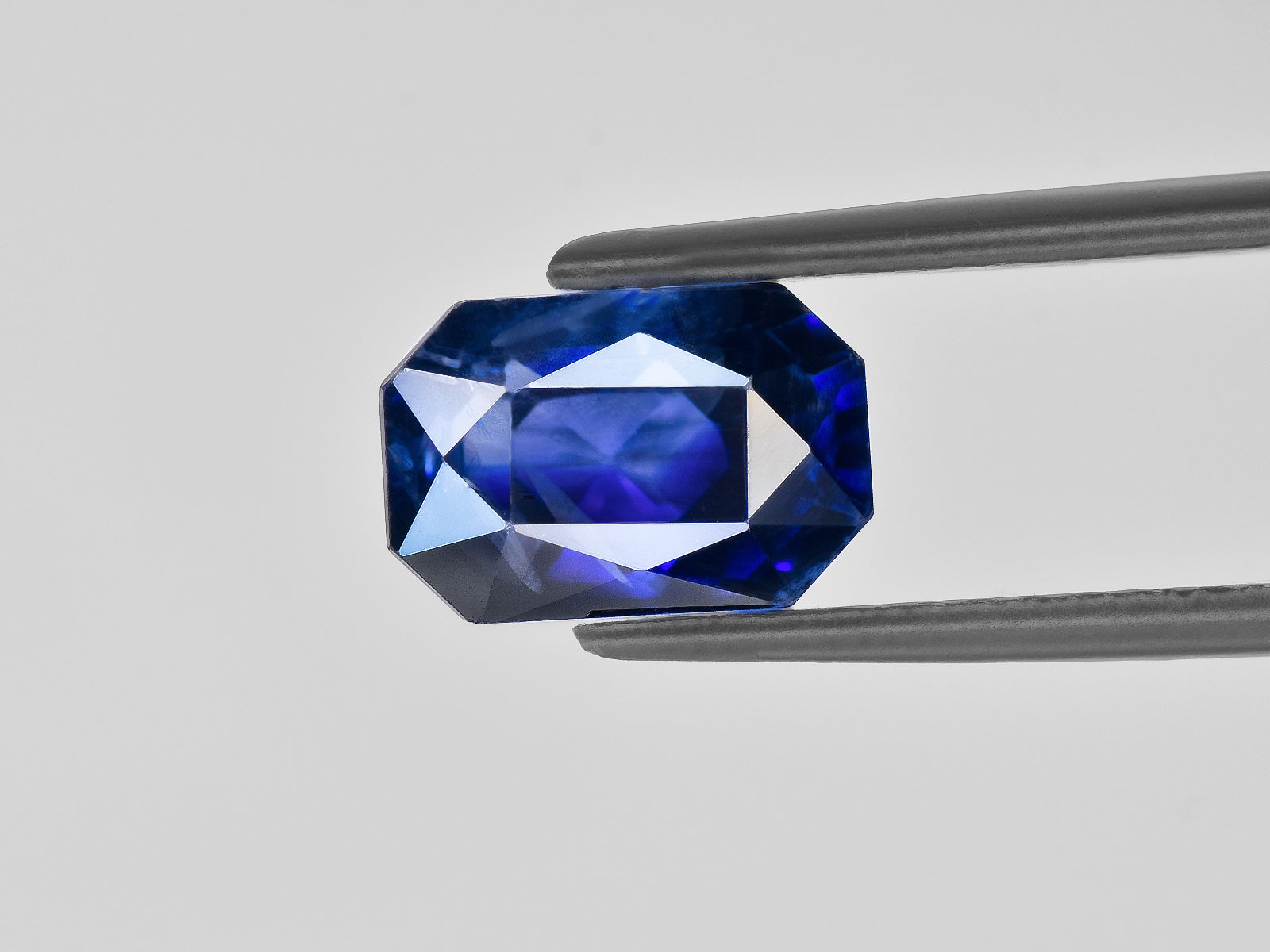 8801036-octagonal-royal-blue-ink-blue-color-zoning-gia-igi-kashmir-natural-blue-sapphire-5.26-ct