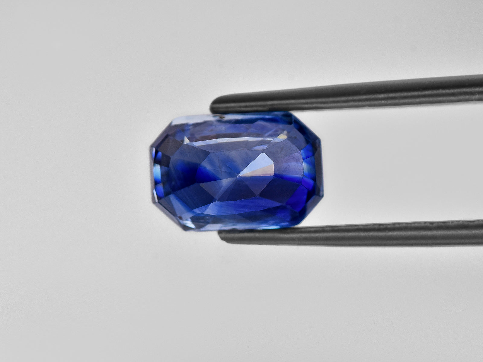 8801036-octagonal-royal-blue-ink-blue-color-zoning-gia-igi-kashmir-natural-blue-sapphire-5.26-ct