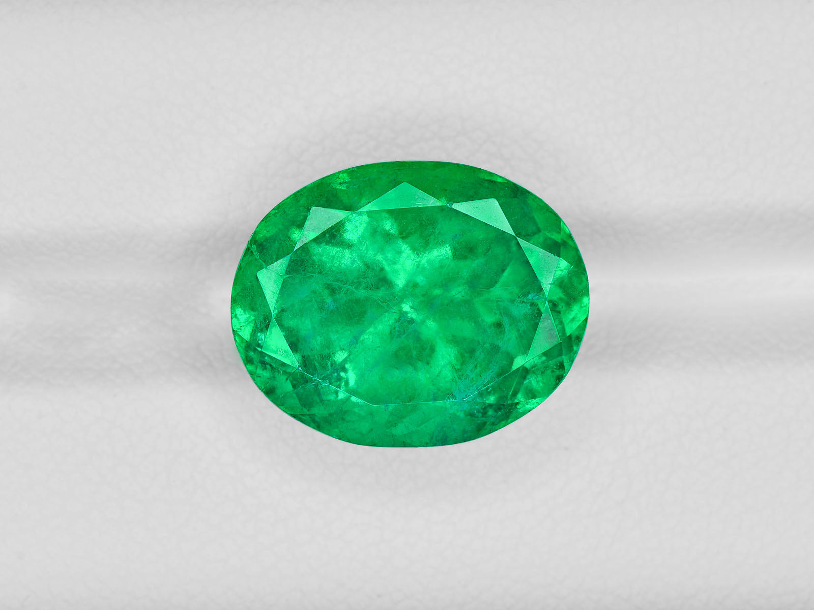 8801063-oval-lustrous-intense-green-grs-colombia-natural-emerald-9.30-ct