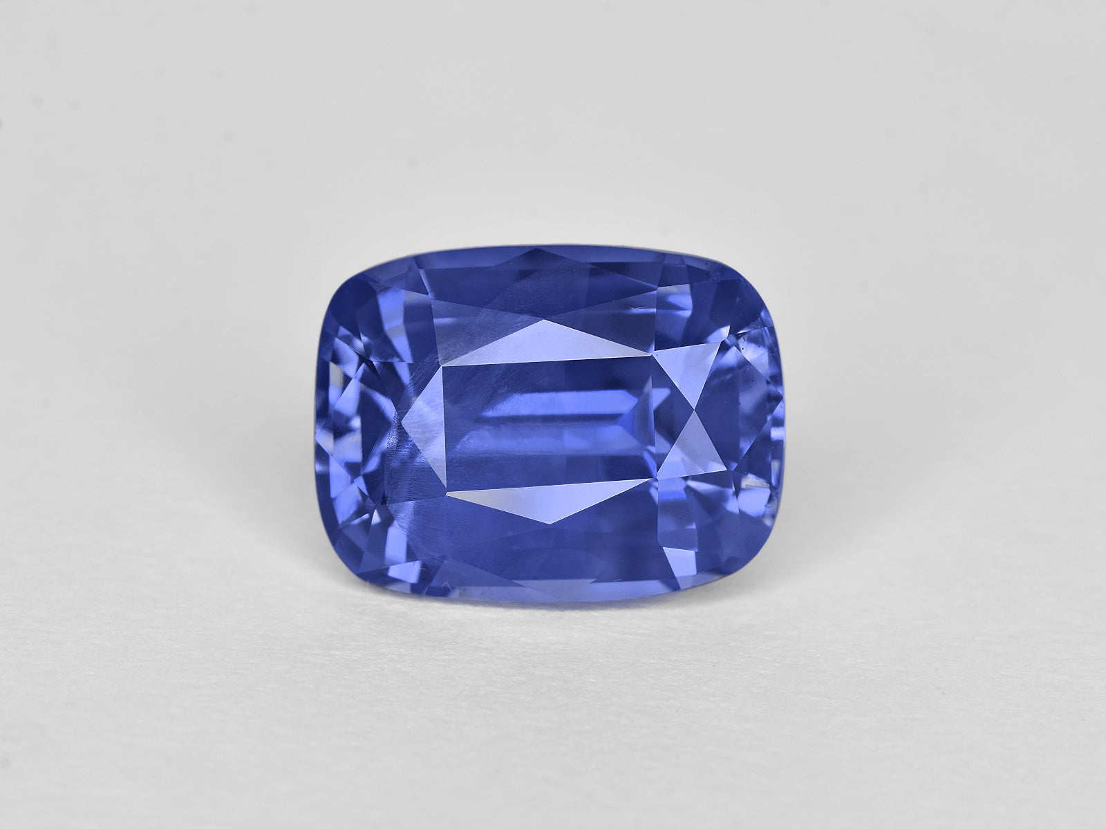 8801725-cushion-velvety-intense-blue-grs-sri-lanka-natural-blue-sapphire-5.92-ct