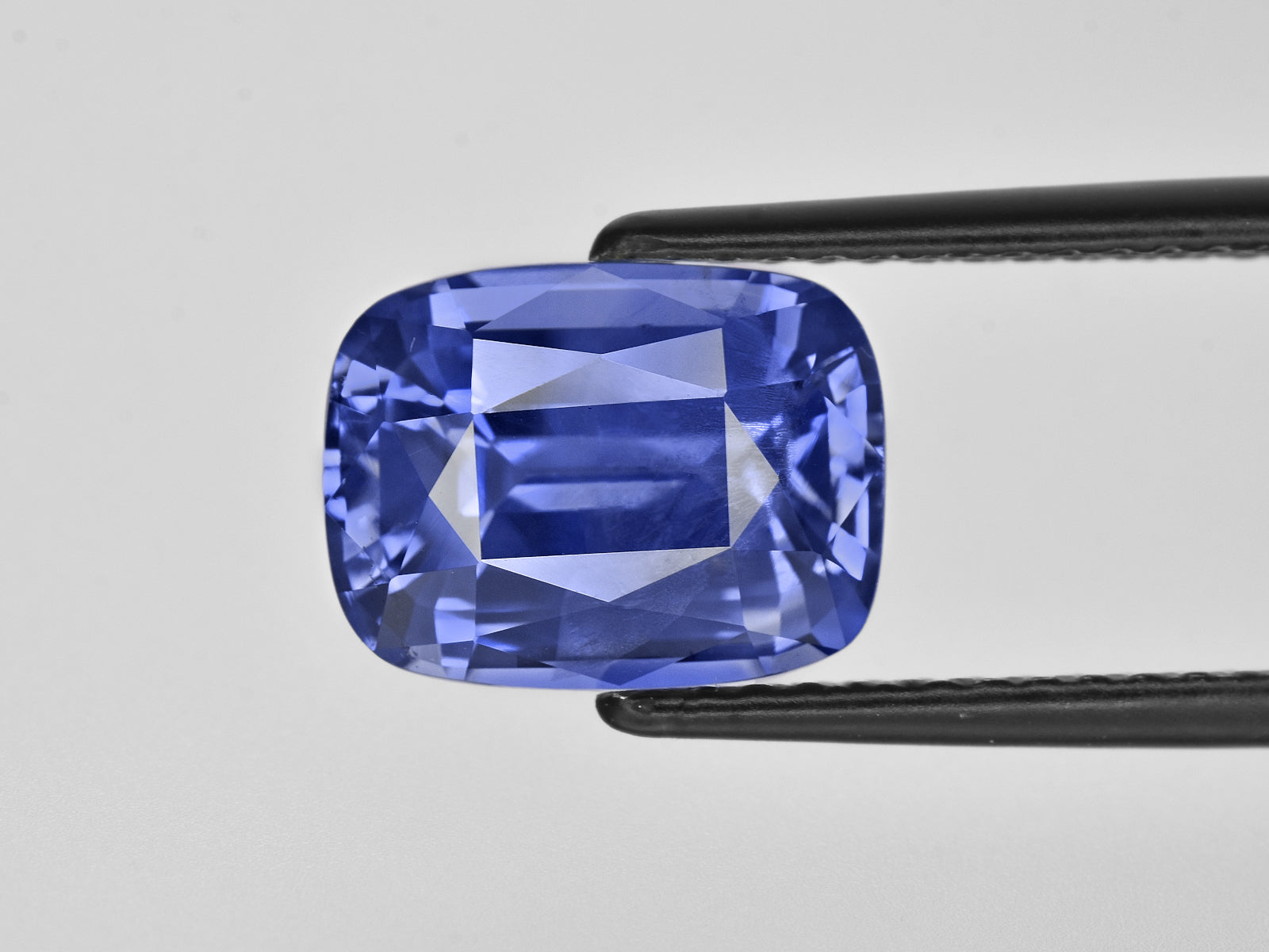 8801725-cushion-velvety-intense-blue-grs-sri-lanka-natural-blue-sapphire-5.92-ct