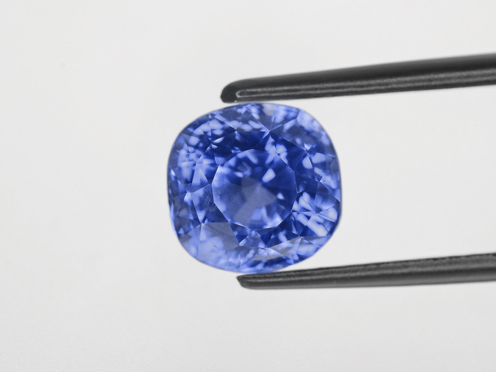 8800729-cushion-lustrous-cornflower-blue-grs-madagascar-natural-blue-sapphire-4.56-ct