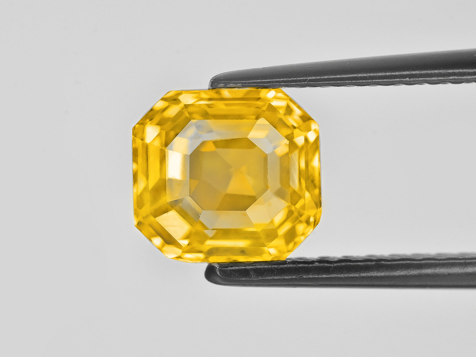 8801520-octagonal-lustrous-intense-yellow-grs-sri-lanka-natural-yellow-sapphire-4.14-ct