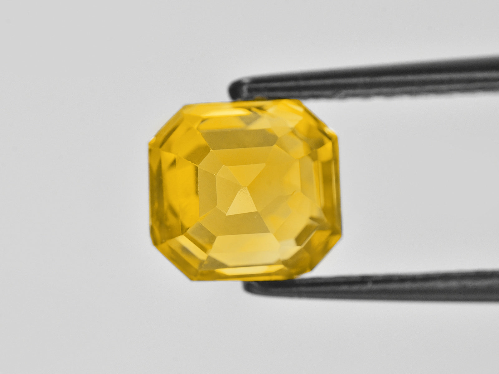 8801520-octagonal-lustrous-intense-yellow-grs-sri-lanka-natural-yellow-sapphire-4.14-ct