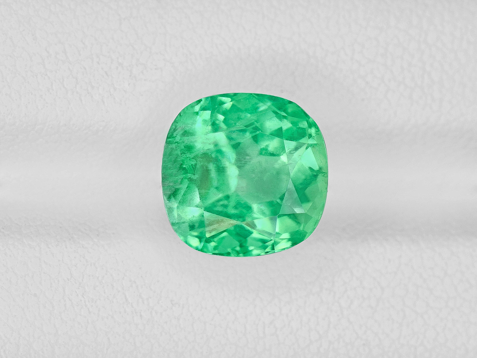 8801344-cushion-lively-green-grs-colombia-natural-emerald-4.92-ct